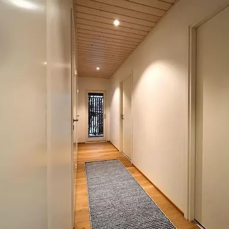 Cozy House Nearby The Services Daire