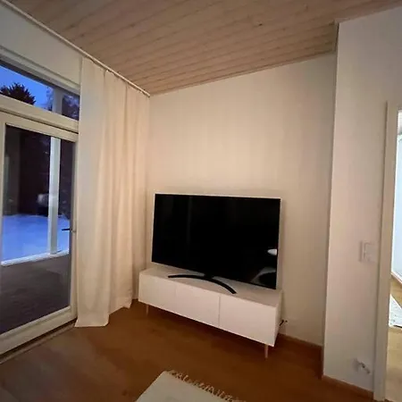 Cozy House Nearby The Services Daire