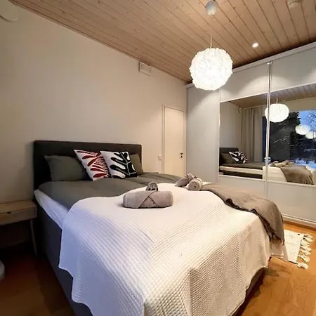 Cozy House Nearby The Services Daire